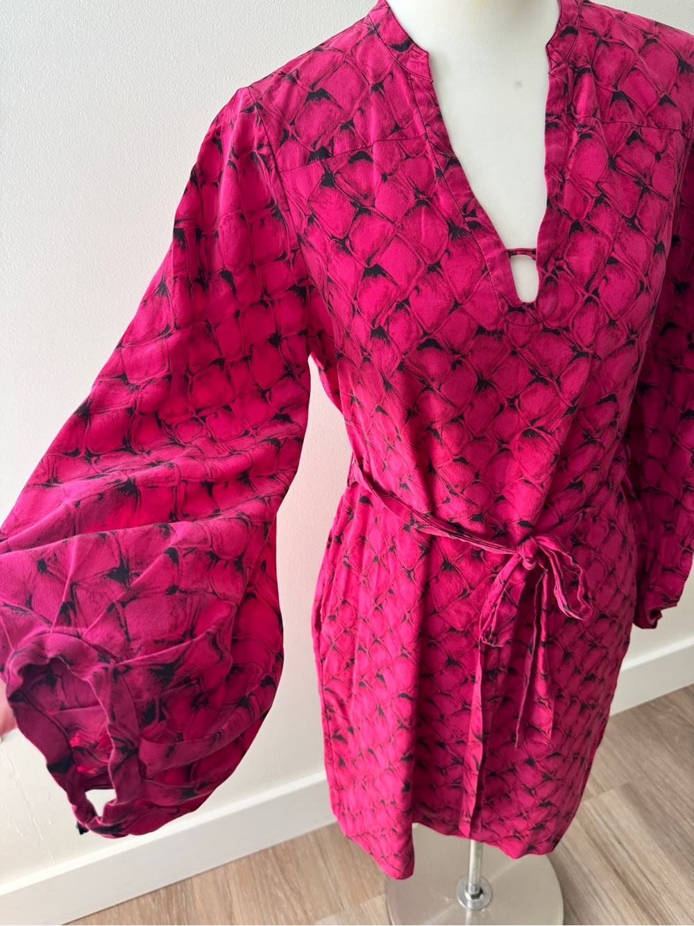 Diane von Furstenberg DVF Silk Dress Size 12 Pink Animal long sleeve Belted Mini - Picture 3 of 8